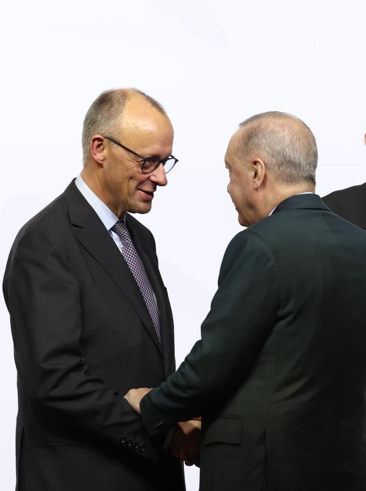 <p>Cumhurbaşkanı Erdoğan, aile fotoğrafında yanında bulunan Almanya Şansölyesi Friedrich Merzile bir süre sohbet etti.</p>
