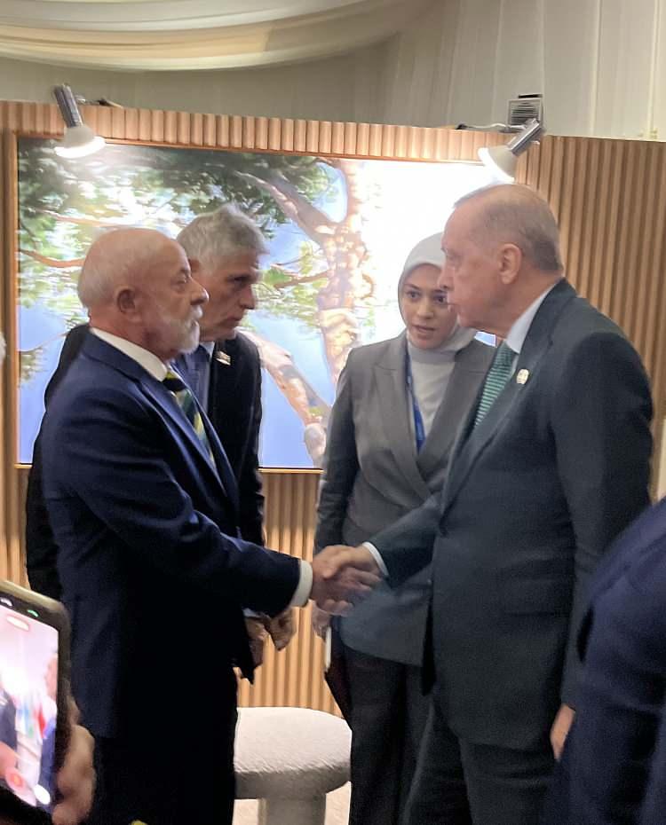 <p>Cumhurbaşkanı Recep Tayyip Erdoğan, Güney Afrika'nın Johannesburg kentinde düzenlenen G20 Liderler Zirvesi kapsamında Brezilya Cumhurbaşkanı Luiz Inácio Lula da Silva ile görüştü</p>

<p> </p>
