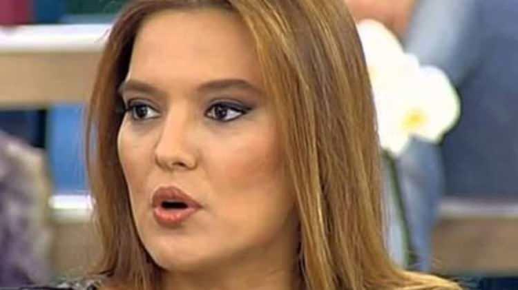 <p><span style="color:#800080"><em><strong>"Kiracım evimde 5 bin liraya oturuyor. O paraya artık bir mekânda yemek yeniyor. Ben bunu canlı yayında söylediğim için adam emlakçıya gidip 'Programda bahsetti, zam yapacaktım vazgeçtim' demiş. Ben o evi almak için gece gündüz çalıştım. Mankenlik yapıyordum, 10–12 saat ayakta bekliyordum… Millete yaka iğnesi takıyordum, herkesin ağız kokusunu çekiyordum. O evi krediyle ödedim. Sonra kalkıp 'Programda bahsetti, zam yapmaktan vazgeçtim' diyeceksin!"</strong></em></span></p>
