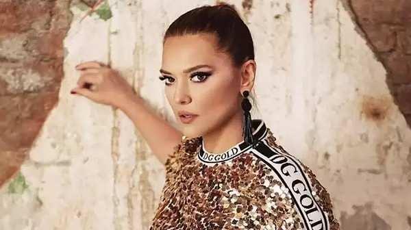 <p>Ünlü şarkıcı, yaşadığı bu sıkıntının ardından radikal bir karar aldığını da açıkladı.</p>
