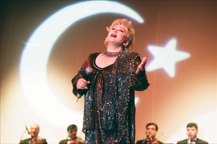 <p><span style="color:#800080"><strong>DENİZ SEKİ GÖZYAŞLARINA HAKİM OLAMADI</strong></span></p>
