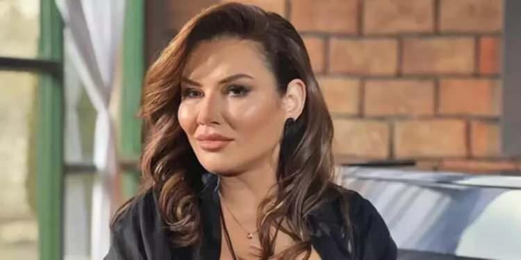 <p>Ardından Muazzez Abacı'dan öğrendiği<strong><em><span style="color:#800080"> 'Dilimi Bağlasalar'</span></em> </strong>adlı unutulmaz eseri seslendirerek izleyicilere duygulu anlar yaşattı.</p>
