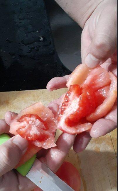 <p> Domatesin içerisindeki çileğe benzetilen yapı aslında tohumların bir arada yoğunlaşması ve jelatinimsi dokunun doğal yapısı. Bazı domates türlerinde ya da saklama koşullarında, tohumların bulunduğu jel dokusu yoğunlaşarak çilek görünümlü bir şekle dönüşebiliyor.</p>
