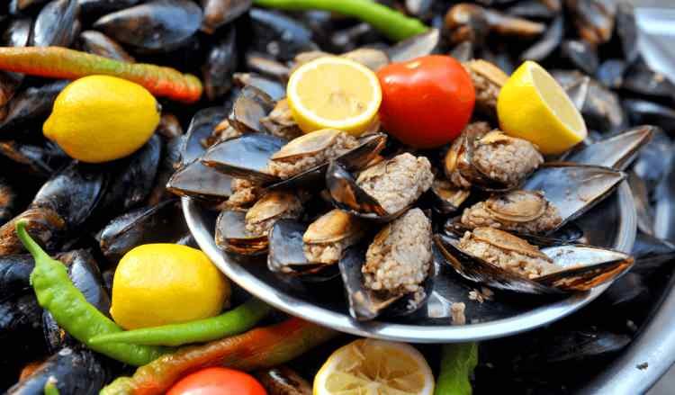 <p>Sokak yemekleri, hızlı ve ekonomik olmaları nedeniyle sıkça tercih ediliyor.<br />
Ancak temizlik, uygun saklama ve doğru pişirme koşulları sağlanmadığında, gıda kaynaklı hastalık riskini artırabiliyor.</p>
