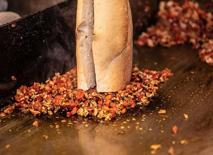 <p><span style="color:#800000"><strong>EN TEHLİKELİ YEMEKLER</strong></span></p>

<p>Uzmanlar, bazı sokak yemeklerinin özellikle dikkat edilmesi gerekenler arasında olduğunu belirtiyor:</p>
