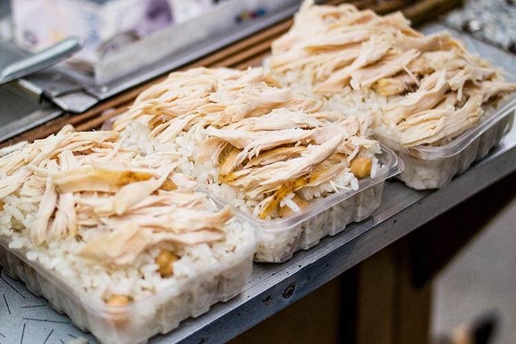 <p><strong>TAVUK ÇEŞİTLERİ</strong></p>

<p>Tavuk, en hızlı bozulan ve en çabuk bakteri üreten et türüdür.</p>

<p>Tam pişmemişse kampilobakter ve salmonella riski ciddi boyuttadır.</p>

<p>Döner tezgâhlarında iç kısım genellikle tam pişmez.</p>
