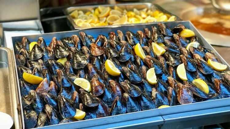 <p><span style="color:#8B4513"><strong>MİDYE TÜREVLERİ</strong></span></p>

<p>Kabuklu deniz ürünleri, sıcak havada dakikalar içinde bozulabilir.</p>

<p>Genellikle temizlenmemiş, kaynağı bilinmeyen midyeler kullanılır.</p>

<p>Gıda zehirlenmesi riskinin en yüksek olduğu sokak yiyeceklerinden biridir.</p>
