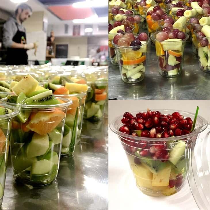 <p><span style="color:#800000"><strong>MEYVELER</strong></span></p>

<p>Kesilmiş meyveler bakterilerin en hızlı ürediği yiyeceklerdir.</p>

<p>Satıcının su kaynağı güvenilir değilse ekstra tehlikelidir. Tropik bölgelerde özellikle dizanteri riski taşır.</p>
