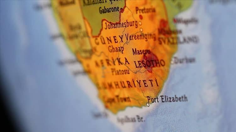 <p><span style="color:#B22222"><strong>GÜNEY AFRİKA</strong></span></p>

<p> </p>

<p>Dünyada üç başkenti bulunan tek ülke Güney Afrika’dır.</p>

<p>Pretoria, devlet başkanlığı, bakanlıklar ve büyükelçiliklere ev sahipliği yapan idari başkenttir.</p>
