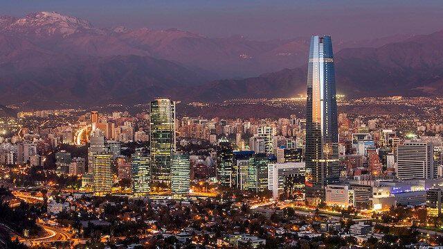 <p>Santiago, ülkenin tek resmî başkenti, siyasi ve ekonomik merkezi olarak öne çıkar.</p>

<p>Valparaiso ise kültürel açıdan önemli bir şehir olup bazı devlet kurumlarına da ev sahipliği yapar.</p>

<p>Bu durum, Santiago’nun yoğun ve çok yönlü yükünü bir nebze hafifletir.</p>
