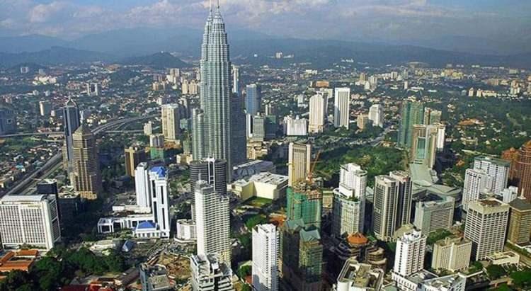 <p>Putrajaya ise 1999’da planlı bir şehir olarak inşa edilmiş olup yönetim başkentidir.</p>

<p>Hem modern hem geleneksel yapılarıyla bu iki şehir, Malezya’nın çok yönlü kimliğini temsil eder.</p>
