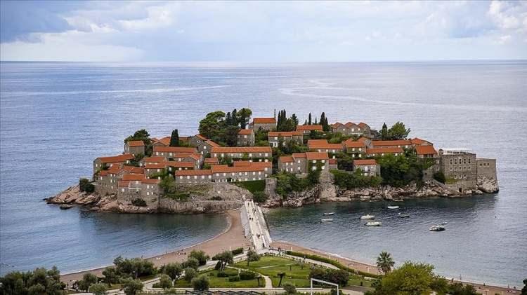 <p><span style="color:#B22222"><strong>KARADAĞ</strong></span></p>

<p> </p>

<p>Karadağ’da da başkent kavramı çift yönlüdür:</p>

<p>Podgorica, ülkenin yönetim başkenti ve en büyük şehridir.</p>
