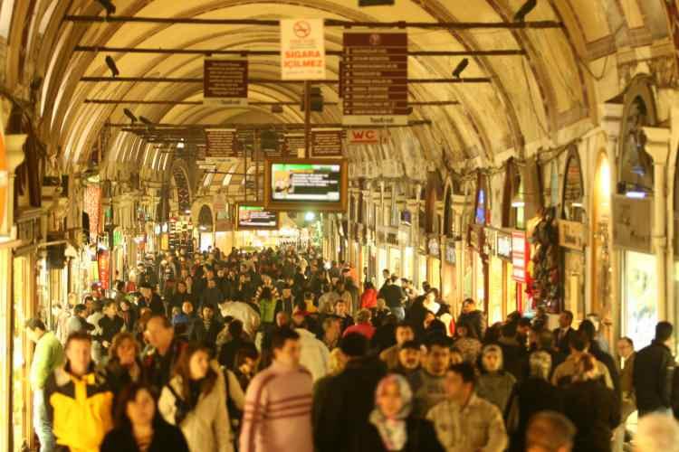 <p><strong>Her yıl milyonlarca turistin akın ettiği dünyaca ünlü seyahat noktalarından "Kapalıçarşı" ise listenin üçüncü sırasında yer aldı. Kapalıçarşı'nın çok kalabalık olması ve yüksek fiyatlara sahip olması nedeniyle 10 üzerinden 3.86 puan aldığı belirtildi. Ancak sosyal medyada bölgenin kalabalık olmasının 'beklenen' bir detay olabileceği savunuldu.</strong></p>
