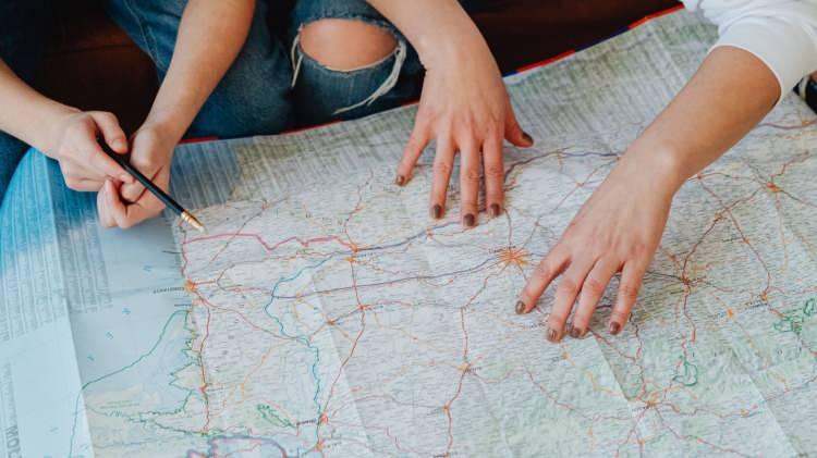 <p><strong>Şirketin kurucu ortaklarından Jacob Wedderburn-Day, sosyal medya paylaşımlarının bazı destinasyonları fazla parlattığına ancak görünenin bu şekilde olmadığına işaret ederek, "Aşırı kalabalık, yüksek fiyatlar, düşük hijyen, ulaşım zorlukları ve fotoğrafla gerçeğin uyuşmaması ziyaretçileri hayal kırıklığına uğratabiliyor" yorumunda bulundu.</strong></p>
