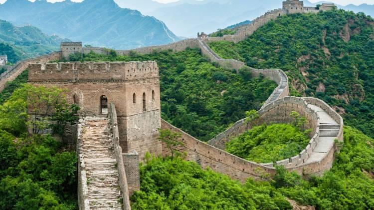 <p><strong>Listenin devamı ise şu şekilde:</strong></p>

<p><strong>4- Çin Seddi – Çin</strong></p>

<p><strong>5- Victoria Limanı – Hong Kong</strong></p>

<p><strong>6- MONA – Avustralya</strong></p>

<p><strong>7- Stonehenge – İngiltere</strong></p>

<p><strong>8- Disneyland Paris – Fransa</strong></p>

<p><strong>9- Kilimanjaro Dağı – Tanzanya</strong></p>

<p><strong>10- Machu Picchu – Peru</strong></p>
