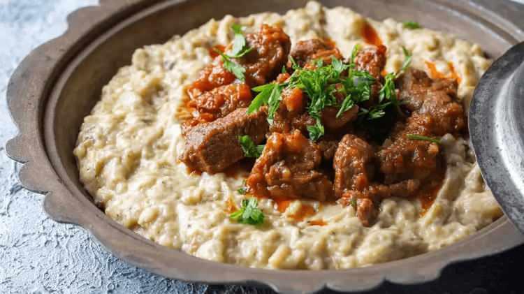 <p><strong>Köz patlıcan beğendisi üzerine kuzu etiyle hazırlanan klasik Osmanlı yemeği "Hünkar Beğendi", 4.50 puanla 51. sırada kendisine yer buldu.</strong></p>
