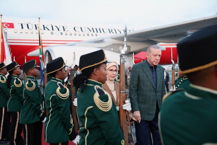 <p><span style="color:rgb(51, 51, 51)">Cumhurbaşkanı Erdoğan ile eşi Emine Erdoğan, Dışişleri Bakanı Hakan Fidan, Hazine ve Maliye Bakanı Mehmet Şimşek, Cumhurbaşkanlığı Özel Kalem Müdürü Hasan Doğan, Cumhurbaşkanlığı İletişim Başkanı Burhanettin Duran, Cumhurbaşkanı Dış Politika ve Güvenlik Başdanışmanı Akif Çağatay Kılıç, AK Parti Genel Başkan Yardımcısı ve Parti Sözcüsü Ömer Çelik ile bazı yetkililer de Güney Afrika Cumhuriyeti'ne geldi.</span></p>
