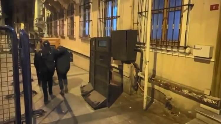 <p><strong>İKİ KİŞİ GÖZALTINA ALINDI</strong></p>

<p>İşletme sahibi oldukları tespit edilen G.S.Ö.(26) ve S.N.Ö.(28) gözaltına alınırken, kafe zabıta ekiplerince mühürlendi.</p>
