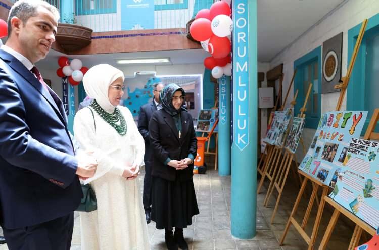 <p>Cumhurbaşkanı Recep Tayyip Erdoğan'ın eşi Emine Erdoğan, Güney Afrika'da Uluslararası Maarif Okulu'na ziyarette bulundu.</p>
