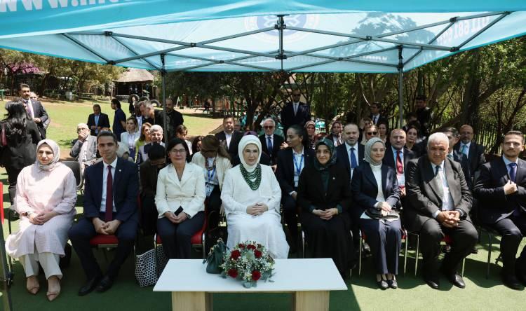 <p>Öte yandan, Emine Erdoğan, Uluslararası Maarif Okulu'nu ziyaretine ilişkin NSosyal hesabından yaptığı paylaşımda şu ifadeleri kullandı:</p>

<p> </p>
