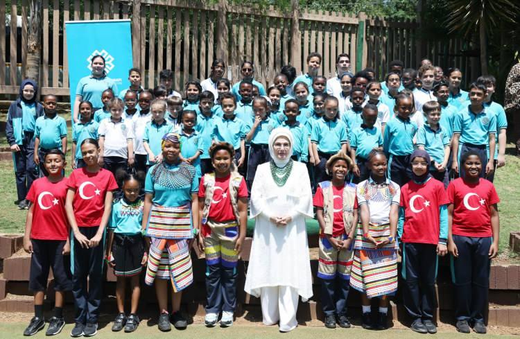 <p>"G20 Liderler Zirvesi vesilesiyle bulunduğumuz Güney Afrika'da, Uluslararası Johannesburg Maarif Okulu'nu ziyaret ederek, Afrikalı çocuklarımızla buluşmaktan mutluluk duydum.</p>
