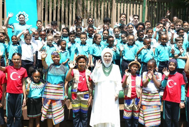 <p>"Geri Dönüşüm ve Çevre" temalı sergiyi gezen Emine Erdoğan, buradaki çalışmalar hakkında öğrenci ve öğretmenlerden bilgi aldı.</p>

<p> </p>
