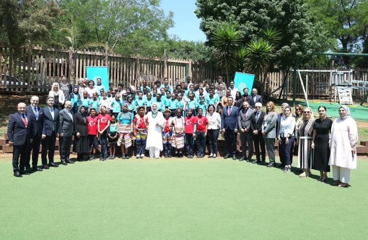 <p>Karşılamada iki öğrenci Emine Erdoğan'a çiçek takdim etti.</p>

<p> </p>
