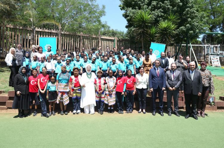 <p> Çocuklarımızın içten karşılamasında, Afrika'nın sıcaklığını, renkli kültürünü ve güçlü ruhunu derinden hissettim. Ülkemizin uluslararası eğitimde dünyaya açılan penceresi olan Maarif Okullarımızın, bu zengin coğrafyada toplumlar arası köprüleri güçlendirmeye devam etmesini diliyorum. </p>
