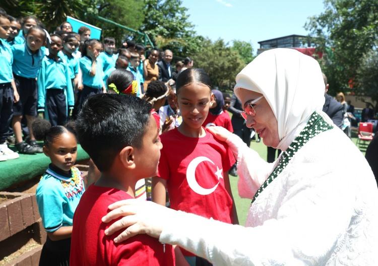 <p>Türkiye Maarif Vakfı'nın Uluslararası Maarif Okulu'nu ziyaret eden Emine Erdoğan, okula gelişinde Maarif Vakfı Güney Afrika Ülke Temsilcisi Abdullah Cevizci ve öğretmenler tarafından karşılandı.</p>

<p> </p>
