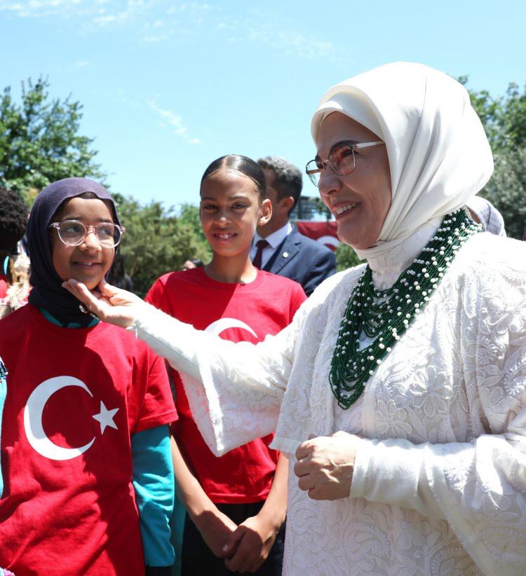 <p>Öğrencilerin perküsyon, koro ve şiir performanslarını dinleyen Emine Erdoğan, dans ekibinin gösterisini de ilgiyle izledi.</p>

<p> </p>
