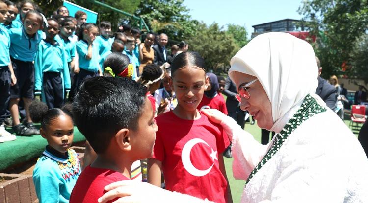 Emine Erdoğan, Güney Afrika'da Uluslararası Maarif Okulu'nu ziyaret etti