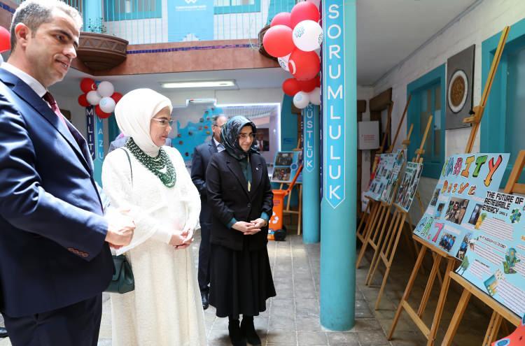 <p>Johannesburg'da düzenlenen 20'nci G20 Liderler Zirvesi'ne katılmak üzere Güney Afrika Cumhuriyeti'ne gelen Cumhurbaşkanı Recep Tayyip Erdoğan'a eşlik eden Emine Erdoğan, kentte bazı ziyaretlerde bulundu, programlara katıldı.</p>

<p> </p>
