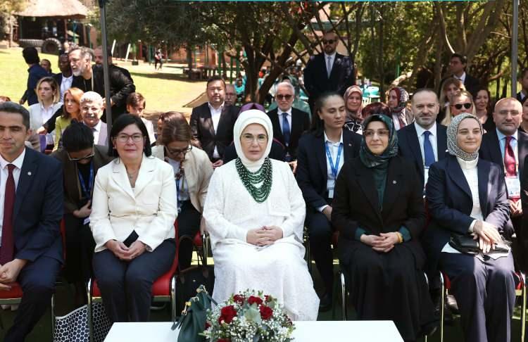 <p>Türkiye Maarif Vakfı'nın Uluslararası Maarif Okulu'nu ziyaret eden Emine Erdoğan, okula gelişinde Maarif Vakfı Güney Afrika Ülke Temsilcisi Abdullah Cevizci ve öğretmenler tarafından karşılandı.</p>

<p> </p>
