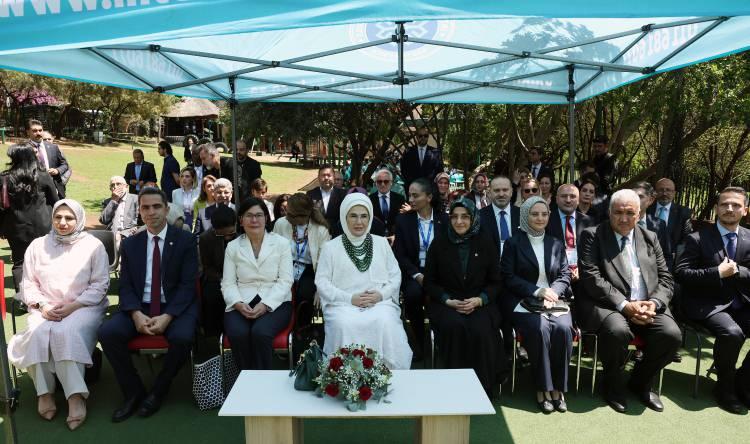 <p>Karşılamada iki öğrenci Emine Erdoğan'a çiçek takdim etti.</p>

<p> </p>
