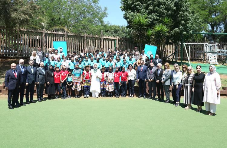 <p>Öte yandan, Emine Erdoğan, Uluslararası Maarif Okulu'nu ziyaretine ilişkin NSosyal hesabından yaptığı paylaşımda şu ifadeleri kullandı:</p>

<p> </p>
