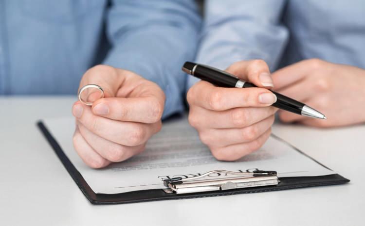 <p><span style="color:rgb(178, 34, 34)"><strong>BOŞANMA ORANLARI HIZLA ARTIYOR!</strong></span></p>

<p> </p>

<p><strong>Boşanma oranları, modern toplumların sosyal dinamiklerini anlamak için önemli bir göstergedir.</strong></p>

<p> </p>

<p>Günümüzde, birçok ülkede boşanma oranları hızla artmaktadır ve bu durum, aile yapılarının ve toplumsal ilişkilerin nasıl değiştiğine dair önemli ipuçları sunmaktadır.</p>
