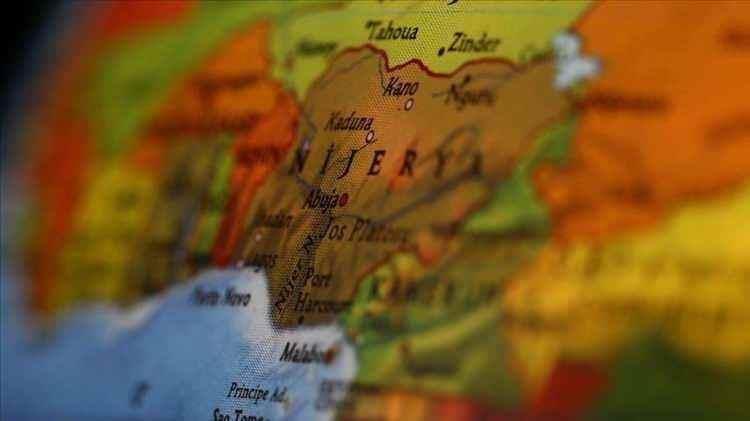 <p>Divorce.com'a g&ouml;re, Afrika'da boşanma oranlarını etkileyen başlıca fakt&ouml;rler arasında ilk evlilik yaşı, mali bağımsızlık, &ccedil;ok eşlilik ve HIV/AIDS riskleri yer almaktadır.</p>

<p>&nbsp;</p>

<p><strong>Rapor ayrıca Sahraaltı Afrika'da kadınların erkeklerden daha sık boşanmaya başladığını ortaya koymuştur.</strong></p>

<p>&nbsp;</p>

<p>&Ouml;zellikle, ortaokul eğitimi almış kadınların %34,6'sı, kentsel alanlarda yaşayanların %38,6'sı, hane dışında &ccedil;alışanların %57,6'sı ve tek eşli birlikteliklerin %75,1'i boşanmıştır.</p>

<p>&nbsp;</p>

<p>Ayrıca, Sahra altı Afrika &uuml;lkelerinde evlilik istikrarının temel olarak din ve geniş aile bağlarına bağlı olduğunu vurgulamışlardır.</p>
