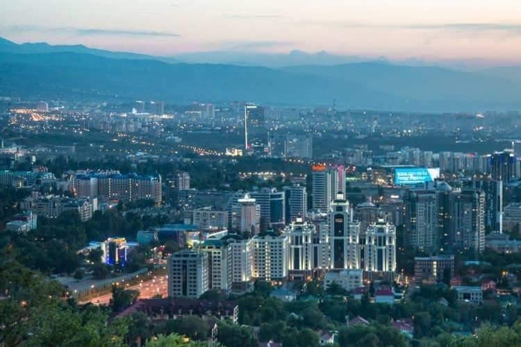 <p><span style="color:#B22222"><strong>BOŞANMA NEDENİ!</strong></span></p>

<p>&nbsp;</p>

<p>Kazakistan'da boşanma oranlarının y&uuml;ksek olmasının temel nedenleri arasında erken yaşta evlilik, ekonomik sorunlar, şehirleşme ve modernleşme gibi fakt&ouml;rler &ouml;ne &ccedil;ıkıyor.</p>

<p>&nbsp;</p>

<p>Alkol kullanımı ve aile i&ccedil;i şiddet gibi sosyal problemler de ayrılıkları tetikliyor.</p>

<p>&nbsp;</p>

<p>Ayrıca, geleneksel baskının azalmasıyla birlikte boşanmaya karşı toplumsal bakış a&ccedil;ısı daha esnek hale gelmiş durumda.</p>
