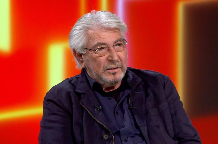 <p>Bugüne dek sayısız başarılı yapımla adından söz ettiren usta oyuncu Erdal Özyağcılar, önceki gece İstanbul Havalimanı’nda görüntülendi. Urfa dönüşü oldukça yorgun görünen Özyağcılar'ın tekerlekli sandalye kullanması ise endişeye neden oldu.</p>
