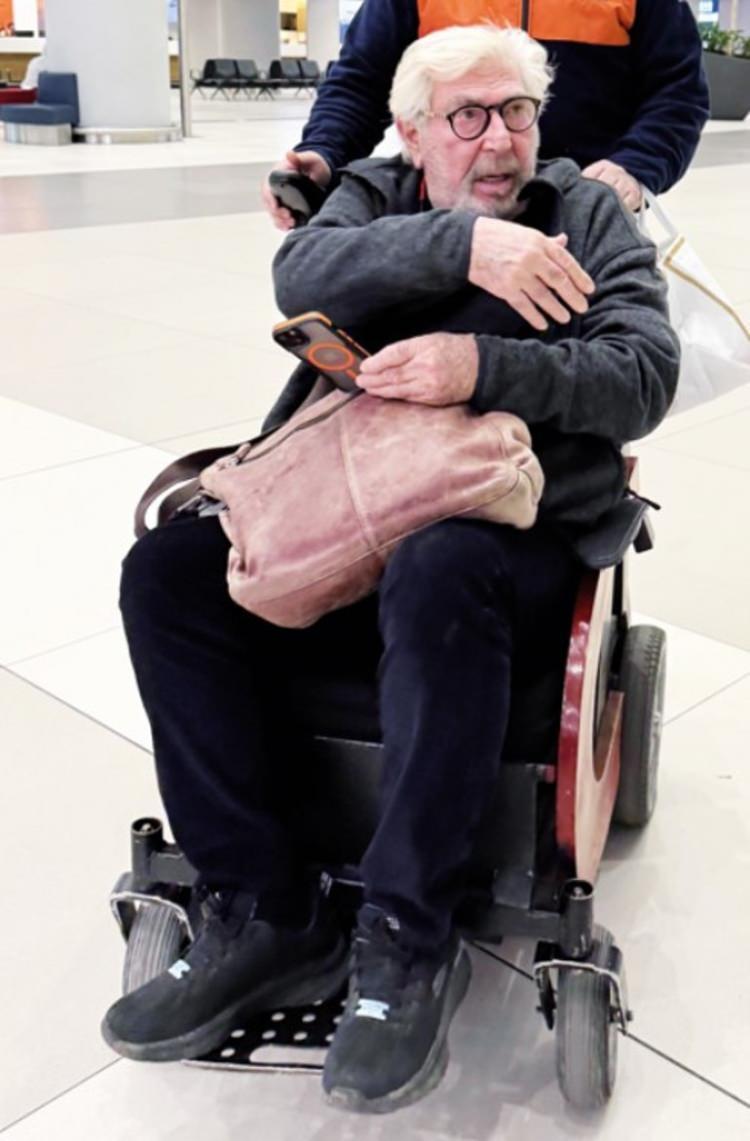 <p><strong>Ama orada almışlar ellerine telefonları, gözüme sokacaklar neredeyse, "Ayağınız mı kırıldı?" diye soruyorlar, ona sinirlendim. Her şeyin bir adabı var."</strong></p>
