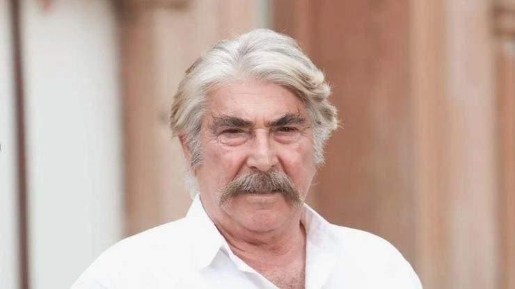 <p><span style="color:#FF0000"><strong>ÇEKİM YAPILDIĞINI GÖRÜNCE SİNİRLENDİ</strong></span></p>

<p><strong>Bir havalimanı görevlisinden yardım alan usta oyuncu, basın mensuplarını karşısında görünce sert tepki gösterdi.</strong></p>
