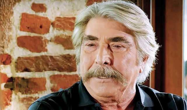 <p><span style="color:#FF0000"><strong>"YORGUN OLDUĞUM İÇİN TEKERLEKLİ SANDALYE KULLANDIM"</strong></span></p>

<p><strong>Basın mensuplarına oldukça sinirlenen ünlü sanatçı, şöyle konuştu:</strong></p>

<p><strong>"Uçak 2 saat rötarlı kalktı, yol da 2 saat sürdü. Çok yorgun olduğum için tekerlekli sandalyeye oturdum, yoksa gayet iyiyim.</strong></p>
