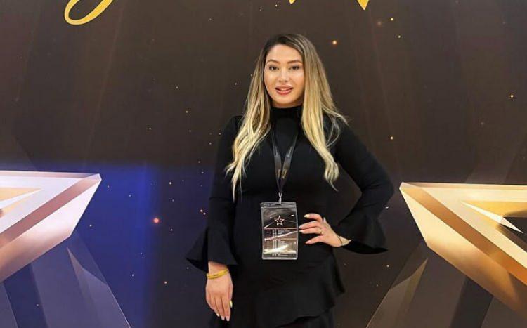 <p>Ameliyatı yapan doktorun halen daha görevine devam ettiğini belirten Özkan, otopsi raporunda <strong>kesin ölüm nedeninin belirlenmediğini</strong> ifade ederek, <span style="color:#800080"><em><strong>"Bilirkişilere incelettik, büyük ihmal olduğu söylendi. Doktor ameliyat etmeye devam ediyor"</strong></em> </span>diyerek isyan etti.</p>
