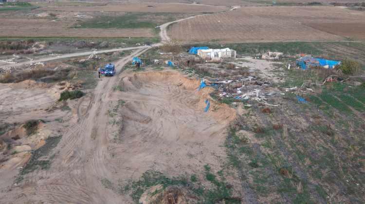 <p><span style="color:rgb(51, 51, 51)">Boğaz sahilinde yapılan dron çekimlerinde kum hırsızlarının sahili nasıl talan ettikleri, doğal dengeyi nasıl bozdukları, sahilin içler acısı hali en ince ayrıntısıyla gözler önüne serildi.</span></p>
