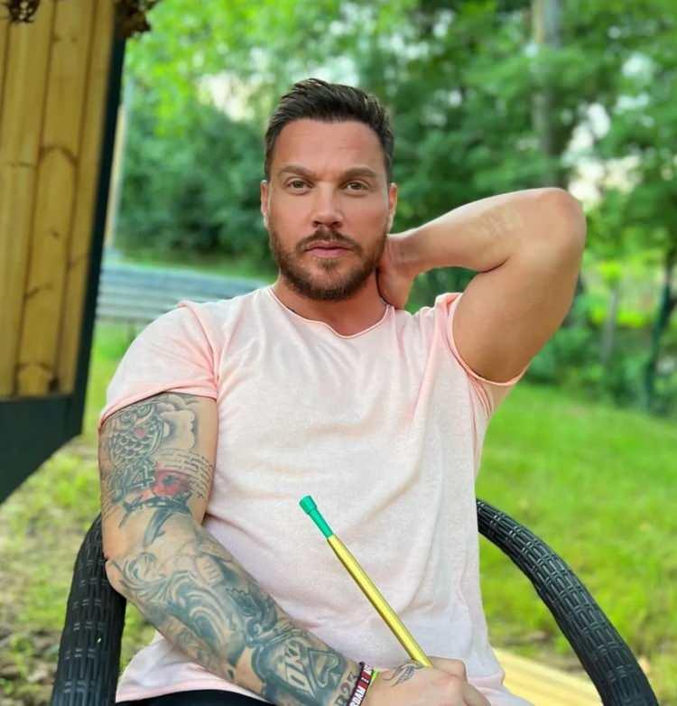 <p><span style="color:#FF0000"><strong>"TÜRK MİLLETİ ADAM GİBİ ADAMLARI SEVER"</strong></span></p>

<p><strong>"Sevdiği kadının elinden tutup sahip çıkmayan, bir kadını evinden almak yerine buluşma yerinin konumunu atan adamlar da bu tanımın içine giriyor." diyen Akçıl, şöyle konuştu:</strong></p>

<p><strong>"Fakat hemen belirteyim sadece kadınlar değil Türk toplumu da böyle adamları sevmez. </strong></p>
