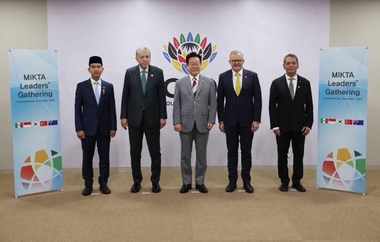 <p><span style="color:#B22222"><strong>MIKTA LİDERLERİYLE BİR ARAYA GELDİ</strong></span></p>

<p>Cumhurbaşkanı Erdoğan, G20 Liderler Zirvesi için bulunduğu Güney Afrika Cumhuriyeti'nin Johannesburg kentinde Meksika, Endonezya, Güney Kore, Türkiye ve Avustralya arasındaki gayriresmi istişare ve eş güdüm platformu MIKTA'nın liderleriyle bir araya geldi.</p>

<p> </p>

<p>İletişim Başkanlığı, görüşmeye ilişkin resim paylaştı.</p>

<p> </p>
