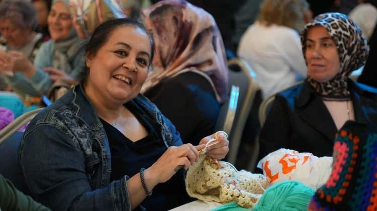 <p>Neslişah Sultan Kültür Merkezi’nde gerçekleştirilen etkinlikte el emeği örgü ürünleri sergilendi, çeşitli yaş gruplarına yönelik örgü atölyeleri düzenlendi ve katılımcılar hem öğrenme hem de üretme fırsatı buldu.</p>
