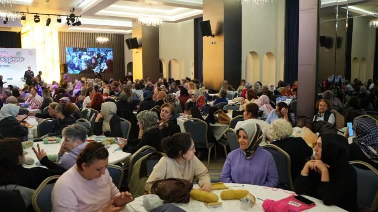 <p><strong>YAKLAŞIK 500 KADIN KATILDI </strong><br />
Yarışma, ilçe genelinden gelen yaklaşık 500 kadının yoğun ilgisiyle gerçekleşti.</p>

<p>Katılımcılar, el işi yeteneklerini sergilerken aynı zamanda kolektif üretimin bir parçası olmanın mutluluğunu yaşadı. Yarışma boyunca hem sosyal etkileşim hem de üretkenlik ön plandaydı.</p>

