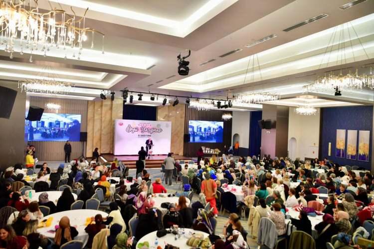 <p><strong>YARIŞMADA HEYECAN DORUKTAYDI </strong><br />
 <br />
Etkinliğin en dikkat çekici bölümünü, farklı kategorilerde düzenlenen örgü yarışması oluşturdu.<br />
Katılımcı kadınların büyük özenle hazırladığı örgü ürünleri jüri tarafından değerlendirildi.<br />
Birinci, ikinci ve üçüncü olan yarışmacılara çeşitli hediyeler ve sürpriz ödüller verildi.</p>
