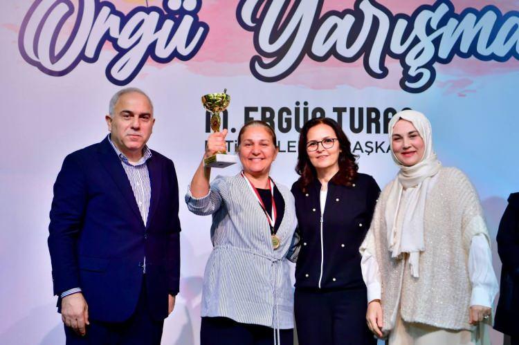 <p>ÖDÜLLER BAŞKAN TURAN'DAN <br />
 <br />
Ödül törenine katılan Fatih Belediye Başkanı M. Ergün Turan, kadın emeğinin değerine vurgu yaparak şu ifadeleri kullandı:<br />
 <br />
<em><strong>"Kadınlarımızın mahareti, sabrı ve üretkenliği ilçemize değer katıyor. Örgü Yarışması yalnızca bir etkinlik değil; aynı zamanda paylaşmanın, dayanışmanın ve kültürel zenginliğimizin de bir göstergesi. Katılan tüm hemşehrilerime teşekkür ediyorum."</strong></em></p>
